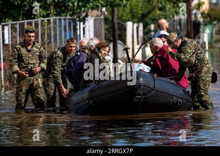 Karditsa, Griechenland. September 2023. Griechische Soldaten ziehen ein Schlauchboot mit Evakuierten an Bord im überfluteten Dorf Palamas in der Nähe der Stadt Karditsa in Mittelgriechenland. Die Zahl der Todesopfer durch Überschwemmungen in Zentralgriechenland, die durch sintflutartige Regenfälle verursacht wurden, ist weiter gestiegen. Quelle: Yorgos Karahalis/dpa/Alamy Live News Stockfoto