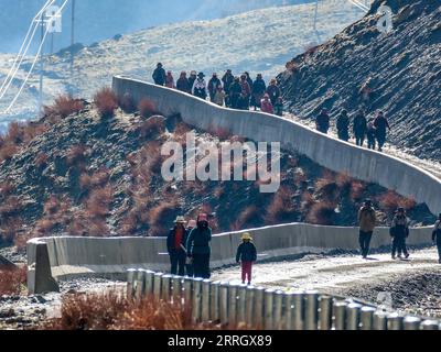 220531 -- NAGQU, 31. Mai 2022 -- Menschen sammeln sich, bevor sie zur Pilzsammlung von caterpillar in der Gemeinde Lainqu, Biru County of Nagqu, südwestchinesische autonome Region Tibet, am 26. Mai 2022 aufbrechen. In der Prärie von über 4.700 Metern über dem Meeresspiegel im Biru County jagen Hirten zur Erntezeit raupenpilze. Biru County ist ein wichtiger Standort für die Gewinnung von raupenpilz, einem teuren Inhaltsstoff in der traditionellen chinesischen Medizin. Der Pilz, der in China als Winterwurm-Sommergras bekannt ist, wird nur in großen Höhen gefunden und soll das Immunsystem stärken. Das Restaurant Stockfoto