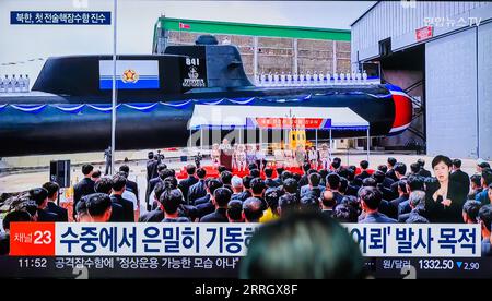 Seoul, Südkorea. September 2023. Ein Fernsehbildschirm zeigt ein Bild von Nordkoreas neu gebautem „taktischen Atom-U-Boot“, das am 6. September während einer Nachrichtensendung am Bahnhof Yongsanl gestartet wurde. Nordkorea hat ein neu gebautes "taktisches Atom-U-Boot" gestartet, das einen nuklearen Unterwasserangriff durchführen kann, wobei der Führer Kim Jong UN versprochen hat, "die nukleare Abschreckung des Staates weiter zu verstärken", sagten die staatlichen Medien des Nordens am 8. September. (Foto: KIM Jae-Hwan/SOPA Images/SIPA USA) Credit: SIPA USA/Alamy Live News Stockfoto