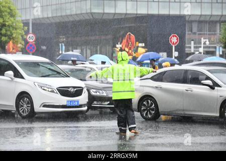 (230908) -- SHENZHEN, 8. September 2023 (Xinhua) -- Ein Polizeibeamter leitet den Verkehr bei starkem Regen auf einer Straße in Shenzhen, südchinesische Provinz Guangdong, 8. September 2023. Betroffen vom Restwolkensystem außerhalb des Taifuns Haikui, dem 11. Taifun dieses Jahres, und des Monsuns, erlebten viele Städte und Grafschaften im Pearl River Delta seit Donnerstag sintflutartige Regenfälle, wobei in einigen Gebieten extrem starke Regenfälle herrschten. Von 17 Uhr Donnerstag bis 6 Uhr Freitag betrug die durchschnittliche Niederschlagsmenge in Shenzhen 202,8 mm, und die maximale kumulative Niederschlagsmenge erreichte 469 mm, laut Municip Stockfoto