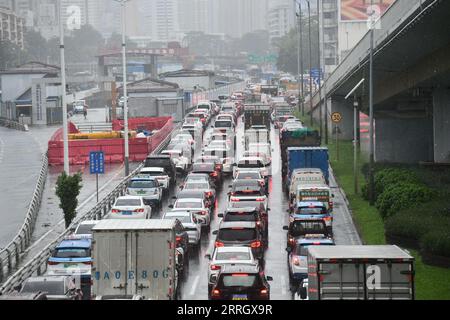 (230908) -- SHENZHEN, 8. September 2023 (Xinhua) -- Ein Stau, Der durch widriges Wetter verursacht wird, wird in Shenzhen, Südchinas Provinz Guangdong, 8. September 2023 gesehen. Betroffen vom Restwolkensystem außerhalb des Taifuns Haikui, dem 11. Taifun dieses Jahres, und des Monsuns, erlebten viele Städte und Grafschaften im Pearl River Delta seit Donnerstag sintflutartige Regenfälle, wobei in einigen Gebieten extrem starke Regenfälle herrschten. Von 17 Uhr Donnerstag bis 6 Uhr Freitag betrug die durchschnittliche Niederschlagsmenge in Shenzhen 202,8 mm, und die maximale kumulative Niederschlagsmenge erreichte 469 mm, nach Angaben der städtischen Wetterlage Stockfoto