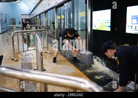 (230908) -- SHENZHEN, 8. September 2023 (Xinhua) -- Mitarbeiter entwässern das Wasser an einer U-Bahn-Station im Bezirk Longgang von Shenzhen, Provinz Guangdong in Südchina, 7. September 2023. Betroffen vom Restwolkensystem außerhalb des Taifuns Haikui, dem 11. Taifun dieses Jahres, und des Monsuns, erlebten viele Städte und Grafschaften im Pearl River Delta seit Donnerstag sintflutartige Regenfälle, wobei in einigen Gebieten extrem starke Regenfälle herrschten. Von 17 Uhr Donnerstag bis 6 Uhr Freitag betrug die durchschnittliche Niederschlagsmenge in Shenzhen 202,8 mm, und die maximale kumulative Niederschlagsmenge erreichte 469 mm, laut Th Stockfoto