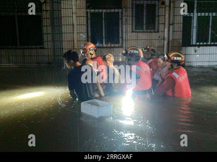 (230908) -- SHENZHEN, 8. September 2023 (Xinhua) -- Feuerwehrleute verlegen gestrandete Bewohner im Bezirk Longgang von Shenzhen, südchinesische Provinz Guangdong, 7. September 2023. Betroffen vom Restwolkensystem außerhalb des Taifuns Haikui, dem 11. Taifun dieses Jahres, und des Monsuns, erlebten viele Städte und Grafschaften im Pearl River Delta seit Donnerstag sintflutartige Regenfälle, wobei in einigen Gebieten extrem starke Regenfälle herrschten. Von 17 Uhr Donnerstag bis 6 Uhr Freitag betrug die durchschnittliche Niederschlagsmenge in Shenzhen 202,8 mm, und die maximale kumulative Niederschlagsmenge erreichte 469 mm, so die Municipa Stockfoto