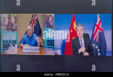 220602 -- PORT MORESBY, 2. Juni 2022 -- der chinesische Staatsrat und Außenminister Wang YiR trifft sich mit Premierminister und Außenminister der Cookinseln Mark Brown per Video am 2. Juni 2022 in Papua-Neuguinea. PAPUA-NEUGUINEA-HAFEN MORESBY-WANG YI-COOK-INSELN-TREFFEN BAIXXUEFEI PUBLICATIONXNOTXINXCHN Stockfoto