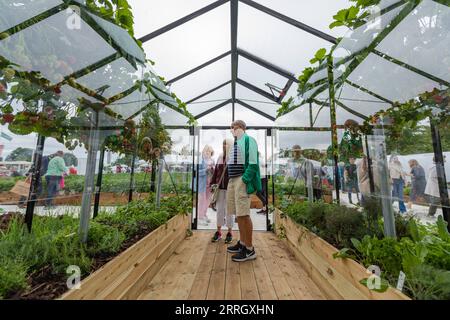 220603 -- DUBLIN, 3. Juni 2022 -- Leute besuchen ein Gartenfest in Dublin, Irland, 2. Juni 2022. Die 16. Ausgabe von Bord Bia Bloom, einem nationalen Garten- und Lebensmittelfestival in Irland, wurde hier am Donnerstag eröffnet und zog eine große Anzahl von Besuchern aus dem in- und Ausland an. Foto von /Xinhua IRELAND-DUBLIN-GARDENING FESTIVAL LiuxYanyan PUBLICATIONxNOTxINxCHN Stockfoto