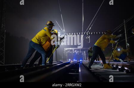 220603 -- KUNMING, 3. Juni 2022 -- Workers of China Railway Kunming Bureau Group Co., Ltd. Unterhält die Bahnstrecke in der südwestchinesischen Provinz Yunnan, 2. Juni 2022. Die China-Laos-Eisenbahn, die ein halbes Jahr in Betrieb ist, hat am Donnerstag mehr als 4 Millionen Tonnen Fracht geliefert, sagte der chinesische Eisenbahnbetreiber. Als Meilenstein im Rahmen der Belt and Road Initiative verbindet die 1.035 km lange Eisenbahnstrecke Chinas Kunming mit der laotischen Hauptstadt Vientiane. CHINA-LAOS EISENBAHNBETRIEB-EIN HALBES JAHR JIANGXWENYAO PUBLICATIONXNOTXINXCHN Stockfoto