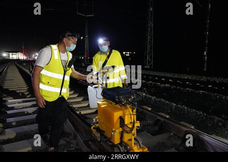 220603 -- VIENTIANE, 3. Juni 2022 -- Arbeiter des Luang Prabang Operation Management Center unter der Laos-China Railway Co., Ltd. Führen Wartungsarbeiten an Geräten in der Provinz Luang Prabang, Laos, 28. Mai 2022 durch. Die China-Laos-Eisenbahn, die ein halbes Jahr in Betrieb ist, hat am Donnerstag mehr als 4 Millionen Tonnen Fracht geliefert, sagte der chinesische Eisenbahnbetreiber. Als Meilenstein im Rahmen der Belt and Road Initiative verbindet die 1.035 km lange Eisenbahnstrecke Chinas Kunming mit der laotischen Hauptstadt Vientiane. /Handout über Xinhua CHINA-LAOS EISENBAHNBETRIEB-Ein HALBES JAHR LCRC PUBLICATIONxNOTxINxCHN Stockfoto