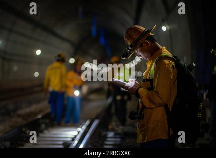 220603 -- KUNMING, 3. Juni 2022 -- Workers of China Railway Kunming Bureau Group Co., Ltd. Unterhält die Bahnstrecke in der südwestchinesischen Provinz Yunnan, 2. Juni 2022. Die China-Laos-Eisenbahn, die ein halbes Jahr in Betrieb ist, hat am Donnerstag mehr als 4 Millionen Tonnen Fracht geliefert, sagte der chinesische Eisenbahnbetreiber. Als Meilenstein im Rahmen der Belt and Road Initiative verbindet die 1.035 km lange Eisenbahnstrecke Chinas Kunming mit der laotischen Hauptstadt Vientiane. CHINA-LAOS EISENBAHNBETRIEB-EIN HALBES JAHR JIANGXWENYAO PUBLICATIONXNOTXINXCHN Stockfoto