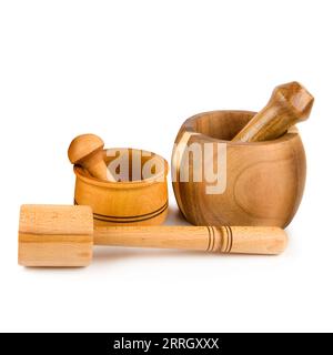 Set aus hölzernen Pisseln und Mörsern auf weißem Hintergrund. Stockfoto