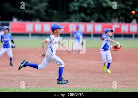 (230908) -- PEKING, 8. September 2023 (Xinhua) -- Kinder spielen Baseball im Tianhe Baseball und Softball Stadium, das der Sportort für Softball bei den Guangzhou 2010 Asian Games in Guangzhou, Provinz Guangdong, war, 22. August 2023. Hangzhou wird die dritte Stadt in China, die nach Peking 1990 und Guangzhou 2010 die Asienspiele ausrichtet. Einige Sportstätten, die für die Asienspiele in Peking und Guangzhou genutzt oder gebaut wurden, waren bereits nach ihrer Fertigstellung für die Öffentlichkeit zugänglich, was eine wichtige Rolle bei der Förderung der Massentätigkeit und der Anziehung von mehr Menschen zum Sport spielt. (Foto von Stockfoto