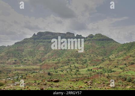 Landschaftsblick auf den abgeschiedenen Simien Mountains Nationalpark in Nordäthiopien, Afrika in einem bewölkten Dunst. Stockfoto