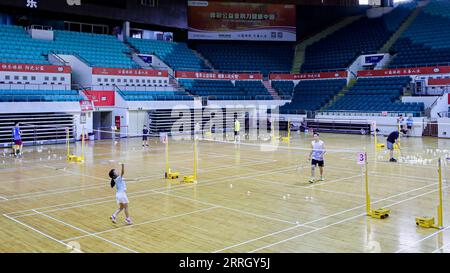 (230908) -- PEKING, 8. September 2023 (Xinhua) -- Bürger spielen Badminton im Tianhe Gymnasium, das der Sportort für Badminton bei den Guangzhou 2010 Asiatischen Spielen in Guangzhou, Provinz Guangdong im Süden Chinas, am 22. August 2023 war. Hangzhou wird die dritte Stadt in China, die nach Peking 1990 und Guangzhou 2010 die Asienspiele ausrichtet. Einige Sportstätten, die für die Asienspiele in Peking und Guangzhou genutzt oder gebaut wurden, waren bereits nach ihrer Fertigstellung für die Öffentlichkeit zugänglich, was eine wichtige Rolle bei der Förderung der Massentätigkeit und der Anziehung von mehr Menschen zum Sport spielt. (Foto: Huang Jinwen/Xinh Stockfoto