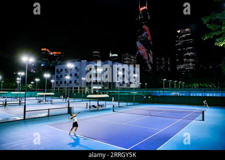 (230908) -- PEKING, 8. September 2023 (Xinhua) -- Bürger spielen Tennis in der Tianhe Tennis School, die der Sportort für Soft-Tennis bei den Guangzhou 2010 Asiatischen Spielen in Guangzhou, südchinesische Provinz Guangdong, 21. August 2023 war. Hangzhou wird die dritte Stadt in China, die nach Peking 1990 und Guangzhou 2010 die Asienspiele ausrichtet. Einige Sportstätten, die für die Asienspiele in Peking und Guangzhou genutzt oder gebaut wurden, waren bereits nach ihrer Fertigstellung für die Öffentlichkeit zugänglich, was eine wichtige Rolle bei der Förderung der Massentätigkeit und der Anziehung von mehr Menschen zum Sport spielt. (Foto: Huang Jinwen/X Stockfoto