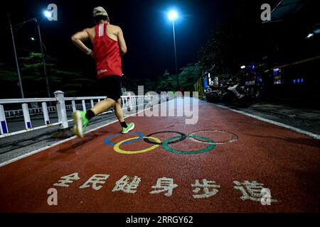 (230908) -- PEKING, 8. September 2023 (Xinhua) -- Ein Bürger läuft im Nationalen Olympischen Sportzentrum, das für die Asiatischen Spiele 1990 in Peking, der Hauptstadt Chinas, am 20. August 2023 geblockt wurde. Hangzhou wird die dritte Stadt in China, die nach Peking 1990 und Guangzhou 2010 die Asienspiele ausrichtet. Einige Sportstätten, die für die Asienspiele in Peking und Guangzhou genutzt oder gebaut wurden, waren bereits nach ihrer Fertigstellung für die Öffentlichkeit zugänglich, was eine wichtige Rolle bei der Förderung der Massentätigkeit und der Anziehung von mehr Menschen zum Sport spielt. (Xinhua/Chen Zhonghao) Stockfoto