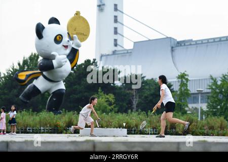 (230908) -- PEKING, 8. September 2023 (Xinhua) -- Bürger spielen Badminton im Nationalen Olympischen Sportzentrum, das für Peking 1990 Asiatische Spiele in Peking, Hauptstadt von China, 20. August 2023 gebündelt wurde. Hangzhou wird die dritte Stadt in China, die nach Peking 1990 und Guangzhou 2010 die Asienspiele ausrichtet. Einige Sportstätten, die für die Asienspiele in Peking und Guangzhou genutzt oder gebaut wurden, waren bereits nach ihrer Fertigstellung für die Öffentlichkeit zugänglich, was eine wichtige Rolle bei der Förderung der Massentätigkeit und der Anziehung von mehr Menschen zum Sport spielt. (Xinhua/Chen Zhonghao) Stockfoto