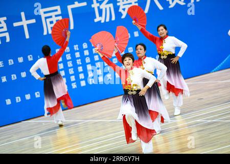 (230908) -- PEKING, 8. September 2023 (Xinhua) -- Bürger spielen Square Dancing im Ditan Gymnasium, das der Sportort für Gewichtheben bei den Peking 1990 Asiatischen Spielen in Peking, Hauptstadt von China, 18. August 2023 war. Hangzhou wird die dritte Stadt in China, die nach Peking 1990 und Guangzhou 2010 die Asienspiele ausrichtet. Einige Sportstätten, die für die Asienspiele in Peking und Guangzhou genutzt oder gebaut wurden, waren bereits nach ihrer Fertigstellung für die Öffentlichkeit zugänglich, was eine wichtige Rolle bei der Förderung der Massentätigkeit und der Anziehung von mehr Menschen zum Sport spielt. (Xinhua/Chen Zhonghao) Stockfoto