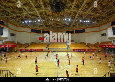 (230908) -- PEKING, 8. September 2023 (Xinhua) -- Kinder spielen Badminton im Ditan Gymnasium, das der Sportort für Gewichtheben bei den Peking 1990 Asiatischen Spielen in Peking, Hauptstadt von China, 21. August 2023 war. Hangzhou wird die dritte Stadt in China, die nach Peking 1990 und Guangzhou 2010 die Asienspiele ausrichtet. Einige Sportstätten, die für die Asienspiele in Peking und Guangzhou genutzt oder gebaut wurden, waren bereits nach ihrer Fertigstellung für die Öffentlichkeit zugänglich, was eine wichtige Rolle bei der Förderung der Massentätigkeit und der Anziehung von mehr Menschen zum Sport spielt. (Xinhua/Chen Zhonghao) Stockfoto