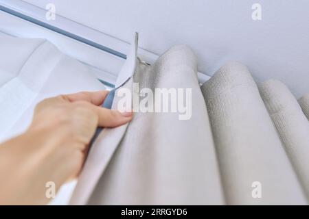 Deckengesims in zwei Reihen mit Vorhängen in Nahaufnahme Stockfoto