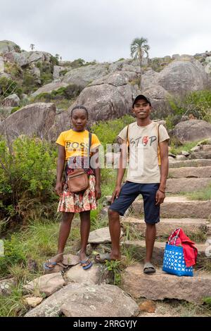 Andringitra, Madagaskar - 16. November 2022: Junger Mann und Frau, die auf einem felsigen Pfad in einem bergigen Gebiet stehen. Junge Paare, die auf einem Felstrai spazieren Stockfoto