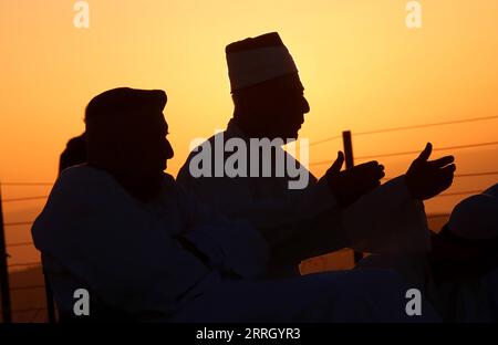 220605 – NABLUS, 5. Juni 2022 – Samaritaner nehmen an einer traditionellen Zeremonie Teil, die das Shavuot-Festival auf dem Berg Gerizim in der Nähe der Westbank-Stadt Nablus am 5. Juni 2022 feiert. Foto von /Xinhua MIDEAST-NABLUS-SHAVUOT FESTIVAL NidalxEshtayeh PUBLICATIONxNOTxINxCHN Stockfoto