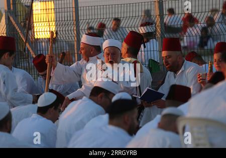 220605 – NABLUS, 5. Juni 2022 – Samaritaner nehmen an einer traditionellen Zeremonie Teil, die das Shavuot-Festival auf dem Berg Gerizim in der Nähe der Westbank-Stadt Nablus am 5. Juni 2022 feiert. Foto von /Xinhua MIDEAST-NABLUS-SHAVUOT FESTIVAL NidalxEshtayeh PUBLICATIONxNOTxINxCHN Stockfoto