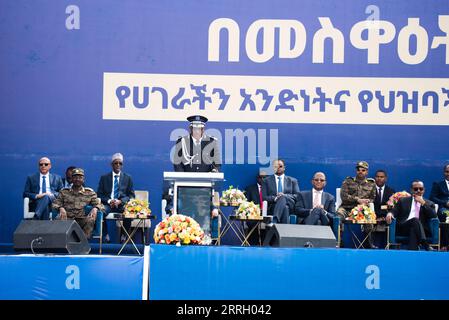 220605 -- ADDIS ABEBA, 5. Juni 2022 -- Demelash Gebremichael auf dem Podium, generalkommissar der Äthiopischen Bundespolizeikommission, spricht am 5. Juni 2022 auf dem Meskel-Platz in Addis Abeba (Äthiopien) zu Ehren äthiopischer Polizeikräfte. Äthiopien ehrte am Sonntag seine Polizeikräfte in Anerkennung ihrer herausragenden Dienste beim Schutz der Nation. ÄTHIOPIEN-ADDIS ABEBA-POLIZEI-EHRENDE MICHAELXTEWELDE PUBLICATIONXNOTXINXCHN Stockfoto