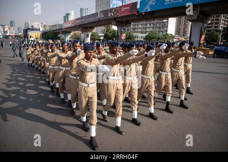 220605 -- ADDIS ABEBA, 5. Juni 2022 -- Polizeibeamte marschieren am 5. Juni 2022 zu Ehren äthiopischer Polizeikräfte auf dem Meskel-Platz in Addis Abeba, Äthiopien. Äthiopien ehrte am Sonntag seine Polizeikräfte in Anerkennung ihrer herausragenden Dienste beim Schutz der Nation. ÄTHIOPIEN-ADDIS ABEBA-POLIZEI-EHRENDE MICHAELXTEWELDE PUBLICATIONXNOTXINXCHN Stockfoto