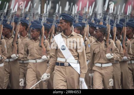 220605 -- ADDIS ABEBA, 5. Juni 2022 -- Polizeibeamte marschieren am 5. Juni 2022 zu Ehren äthiopischer Polizeikräfte auf dem Meskel-Platz in Addis Abeba, Äthiopien. Äthiopien ehrte am Sonntag seine Polizeikräfte in Anerkennung ihrer herausragenden Dienste beim Schutz der Nation. ÄTHIOPIEN-ADDIS ABEBA-POLIZEI-EHRENDE MICHAELXTEWELDE PUBLICATIONXNOTXINXCHN Stockfoto