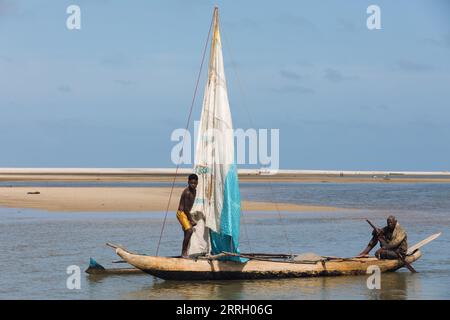 Morondava, Madagaskar - 3. November 2022: Ein Fischer segelt mit einem Segelboot in Morondava vom Meer zurück zum Fluss Stockfoto