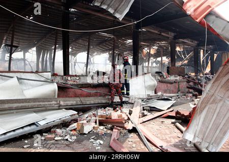 220606 -- CHATTOGRAM, 6. Juni 2022 -- Feuerwehrleute suchen am 5. Juni 2022 auf der Brandstelle eines Containerdepots in Chattogram, Bangladesch, nach Verletzten. Mindestens 45 Menschen wurden getötet und Hunderte von anderen wurden verletzt, als ein verheerender Brand durch eine Containeranlage im Chattogram-Bezirk, etwa 242 km südöstlich der Hauptstadt Dhaka, fegte. Das Feuer brach in einem der mit Chemikalien beladenen Container im Containerhof in Sitakunda am Stadtrand von Chattogram am Samstagabend aus. BANGLADESCH-CHATTOGRAM-CONTAINER-DEPOT-FIRE Salim PUBLICATIONxNOTxINxCHN Stockfoto