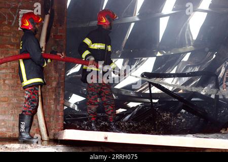 220606 -- CHATTOGRAM, 6. Juni 2022 -- Feuerwehrleute sprühen Wasser, um ein Feuer an der Brandstelle eines Containerdepots in Chattogram, Bangladesch, am 5. Juni 2022 zu löschen. Mindestens 45 Menschen wurden getötet und Hunderte von anderen wurden verletzt, als ein verheerender Brand durch eine Containeranlage im Chattogram-Bezirk, etwa 242 km südöstlich der Hauptstadt Dhaka, fegte. Das Feuer brach in einem der mit Chemikalien beladenen Container im Containerhof in Sitakunda am Stadtrand von Chattogram am Samstagabend aus. BANGLADESCH-CHATTOGRAM-CONTAINER-DEPOT-FIRE Salim PUBLICATIONxNOTxINxCHN Stockfoto