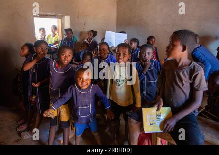 Vohitsaoka, Ambalavao, Madagaskar - November 17. 2022: Glückliche madagassische Schulkinder im Klassenzimmer. Der Schulbesuch ist obligatorisch, aber viele Stockfoto