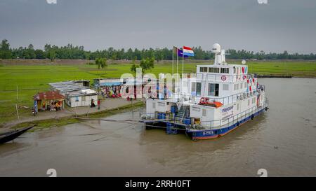 Das Emirates Friendship Hospital Schiff legte am Flussufer in Kapasia in Rangpur an. Stockfoto