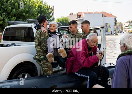 Karditsa, Griechenland. September 2023. Griechische Soldaten helfen bei der Evakuierung des überfluteten Dorfes Palamas in der Nähe der Stadt Karditsa in Mittelgriechenland und tragen eine ältere Dame an Bord eines aufblasbaren Bootes. Die Zahl der Todesopfer durch Überschwemmungen in Zentralgriechenland, die durch sintflutartige Regenfälle verursacht wurden, ist weiter gestiegen. Quelle: Yorgos Karahalis/dpa/Alamy Live News Stockfoto