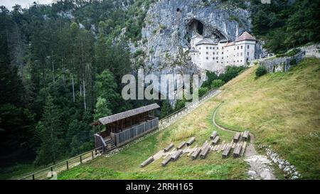 Schloss Predjama Slowenien – mittelalterliche Burg in einer natürlichen Höhle. Stockfoto