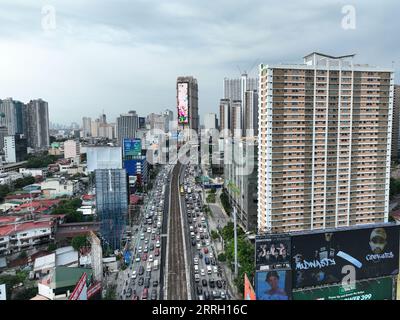 Makati City, Philippinen. September 2023. Starker Verkehr an der Guadalupe Bridge in EDSA am Freitagnachmittag. (Bild: © Sherbien Dacalanio/Alamy Live News) Stockfoto