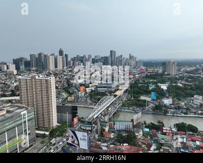 Makati City, Philippinen. September 2023. Starker Verkehr an der Guadalupe Bridge in EDSA am Freitagnachmittag. (Bild: © Sherbien Dacalanio/Alamy Live News) Stockfoto