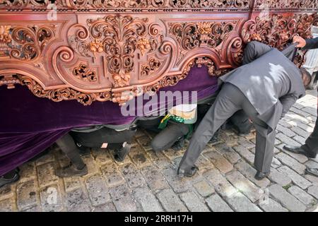 Costaleros unter dem Pass während der Karwoche in Jerez de la Frontera in Andalusien, Spanien. Stockfoto