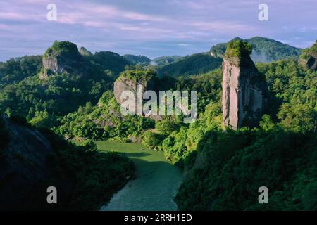 220608 -- WUYISHAN, 8. Juni 2022 -- Luftaufnahme aufgenommen am 6. Juni 2022 zeigt die Landschaft des Mount Wuyi in der südöstlichen chinesischen Provinz Fujian. Der Mount Wuyi in der südöstlichen Provinz Fujian in China ist eine Landschaft von großer Schönheit, in der die Gipfel und Felsen grotesker Formen von klaren Bächen umrahmt und von grünen Bäumen und Bambuspflanzen umgeben sind. Als Lebensraum für eine große Anzahl von Wildtieren ist er von enormer Bedeutung für die Erhaltung der biologischen Vielfalt. Es gibt eine Reihe von außergewöhnlichen archäologischen Stätten am Mount Wuyi, darunter die Überreste der alten Han-Dynastie 202 v. Chr. bis 220 n. Chr. Stockfoto