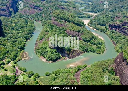 220608 -- WUYISHAN, 8. Juni 2022 -- Luftaufnahme, aufgenommen am 6. Juni 2022, zeigt den Nine-Bend-Fluss des Mount Wuyi in der südöstlichen chinesischen Provinz Fujian. Der Mount Wuyi in der südöstlichen Provinz Fujian in China ist eine Landschaft von großer Schönheit, in der die Gipfel und Felsen grotesker Formen von klaren Bächen umrahmt und von grünen Bäumen und Bambuspflanzen umgeben sind. Als Lebensraum für eine große Anzahl von Wildtieren ist er von enormer Bedeutung für die Erhaltung der biologischen Vielfalt. Es gibt eine Reihe von außergewöhnlichen archäologischen Stätten am Mount Wuyi, einschließlich der Überreste der alten Han-Dynastie 202 v. Chr. Stockfoto