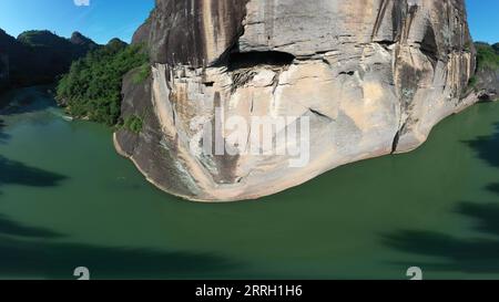 220608 -- WUYISHAN, 8. Juni 2022 -- Luftaufnahme, aufgenommen am 6. Juni 2022, zeigt das antike Relikt von Steinhäusern mit hölzernen Bootssärgen des Mount Wuyi in der südöstlichen chinesischen Provinz Fujian. Der Mount Wuyi in der südöstlichen Provinz Fujian in China ist eine Landschaft von großer Schönheit, in der die Gipfel und Felsen grotesker Formen von klaren Bächen umrahmt und von grünen Bäumen und Bambuspflanzen umgeben sind. Als Lebensraum für eine große Anzahl von Wildtieren ist er von enormer Bedeutung für die Erhaltung der biologischen Vielfalt. Es gibt eine Reihe von außergewöhnlichen archäologischen Stätten am Mount Wuyi, darunter Th Stockfoto