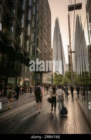 London, UK: People Walking in More London, ein modernes Geschäftsviertel in Southwark, London. Der Shard-Wolkenkratzer ist vor Ihnen. Stockfoto