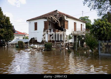 Karditsa, Griechenland. September 2023. Ein zerstörtes Haus im überfluteten Dorf Palamas nahe der Stadt Karditsa in Mittelgriechenland entlang. Die Zahl der Todesopfer durch Überschwemmungen, die durch sintflutartige Regenfälle in Zentralgriechenland verursacht wurden, ist weiter gestiegen. Quelle: Yorgos Karahalis/dpa/Alamy Live News Stockfoto