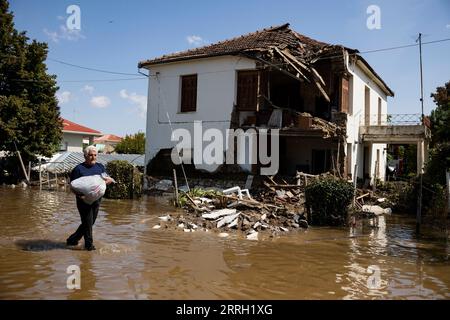 Karditsa, Griechenland. September 2023. Ein Mann läuft vor einem zerstörten Haus im überfluteten Dorf Palamas in der Nähe der Stadt Karditsa in Zentralgriechenland. Die Zahl der Todesopfer durch Überschwemmungen, die durch sintflutartige Regenfälle in Zentralgriechenland verursacht wurden, ist weiter gestiegen. Quelle: Yorgos Karahalis/dpa/Alamy Live News Stockfoto