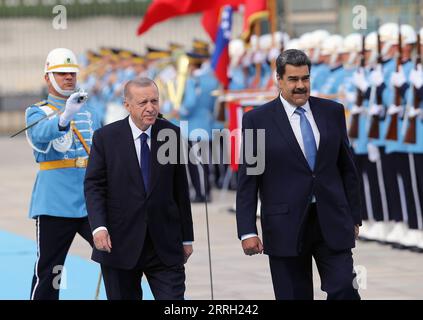 220608 -- ANKARA, 8. Juni 2022 -- der türkische Präsident Recep Tayyip Erdogan L, Front begrüßt venezolanischen Präsidenten Nicolas Maduro R, Front bei einer offiziellen Zeremonie in Ankara, Türkei, am 8. Juni 2022. Der türkische Präsident Recep Tayyip Erdogan und sein venezolanischer Amtskollege Nicolas Maduro haben am Mittwoch zugesagt, die Zusammenarbeit zwischen den beiden Ländern zu verstärken. Foto: /Xinhua TURKEY-ANKARA-PRESIDENT-VENEZUELA-PRESIDENT-MEETING MustafaxKaya PUBLICATIONxNOTxINxCHN Stockfoto