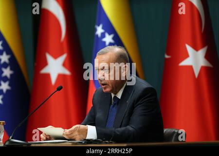 220608 -- ANKARA, 8. Juni 2022 -- der türkische Präsident Recep Tayyip Erdogan spricht am 8. Juni 2022 eine gemeinsame Pressekonferenz mit dem venezolanischen Präsidenten Nicolas Maduro an, die nicht auf dem Bild in Ankara, Türkei, zu sehen ist. Der türkische Präsident Recep Tayyip Erdogan und sein venezolanischer Amtskollege Nicolas Maduro haben am Mittwoch zugesagt, die Zusammenarbeit zwischen den beiden Ländern zu verstärken. Foto: /Xinhua TURKEY-ANKARA-PRESIDENT-VENEZUELA-PRESIDENT-MEETING MustafaxKaya PUBLICATIONxNOTxINxCHN Stockfoto