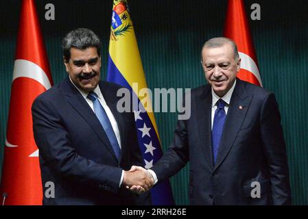 News Bilder des Tages 220608 -- ANKARA, 8. Juni 2022 -- der türkische Präsident Recep Tayyip Erdogan R gibt dem venezolanischen Präsidenten Nicolas Maduro bei einer gemeinsamen Pressekonferenz am 8. Juni 2022 in Ankara, Türkei, die Hand. Der türkische Präsident Recep Tayyip Erdogan und sein venezolanischer Amtskollege Nicolas Maduro haben am Mittwoch zugesagt, die Zusammenarbeit zwischen den beiden Ländern zu verstärken. Foto: /Xinhua TURKEY-ANKARA-PRESIDENT-VENEZUELA-PRESIDENT-MEETING MustafaxKaya PUBLICATIONxNOTxINxCHN Stockfoto