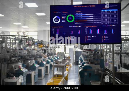 220609 -- HANGZHOU, 9. Juni 2022 -- Intelligente Produktionsanlagen und digitale Systeme werden am 21. April 2022 in einer Sockenfabrik in der Stadt Zhuji, ostchinesische Provinz Zhejiang, gesehen. Im Juni 2021 veröffentlichten die zentralen chinesischen Behörden eine Leitlinie für den Bau von Zhejiang in eine Demonstrationszone, um gemeinsamen Wohlstand zu erreichen. Nach der Leitlinie wird die Provinz sich bemühen, bis 2035 gemeinsamen Wohlstand zu erreichen, wobei ihr Pro-Kopf-Bruttoinlandsprodukt und das Einkommen der städtischen und ländlichen Bewohner den Standard für die Industrieländer erreicht. Als Wirtschaftsmacht in Ostchina, Provinz Zhejiang Stockfoto