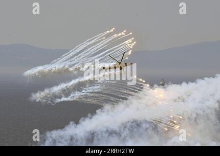 220610 -- IZMIR, 10. Juni 2022 -- die türkischen Streitkräfte nehmen an der Übung EFES-2022 in Izmir, Türkei, 9. Juni 2022 Teil. Die erste Phase der EFES-2022-Übung begann am 20. Mai mit der Teilnahme von mehr als 10.000 Mitarbeitern, darunter über 1.000 Mitarbeiter aus anderen Ländern unter der Leitung des türkischen Ägäischen Armeekommandos. Foto von /Xinhua TÜRKEI-IZMIR-MILITÄRÜBUNG MustafaxKaya PUBLICATIONxNOTxINxCHN Stockfoto