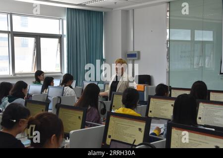 220610 -- ÜRÜMQI, 10. Juni 2022 -- Gulnara Tolmacheva aus Russland unterrichtet Russisch an der China University of Petroleum-Beijing in Karamay, Nordwestchina, Autonome Region Xinjiang Uygur, 28. April 2022. ZU GEHEN MIT DEM wundersamen Xinjiang: Russischer Lehrer findet zweites Zuhause in XINJIANG CHINA-XINJIANG-RUSSISCHER LEHRER CN GuxYu PUBLICATIONxNOTxINxCHN Stockfoto